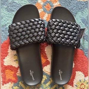 Universal standard sandals